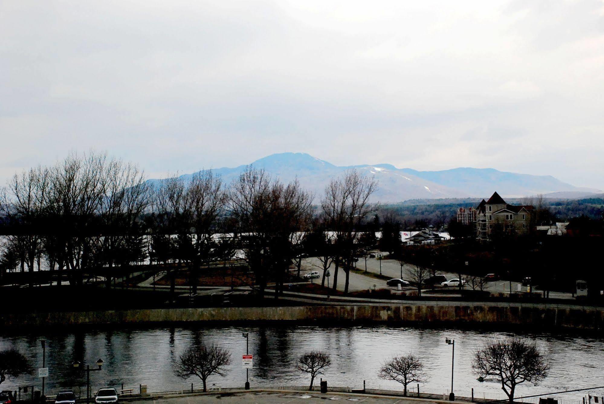 Hotel Auberge du Grand Lac à Magog Extérieur photo